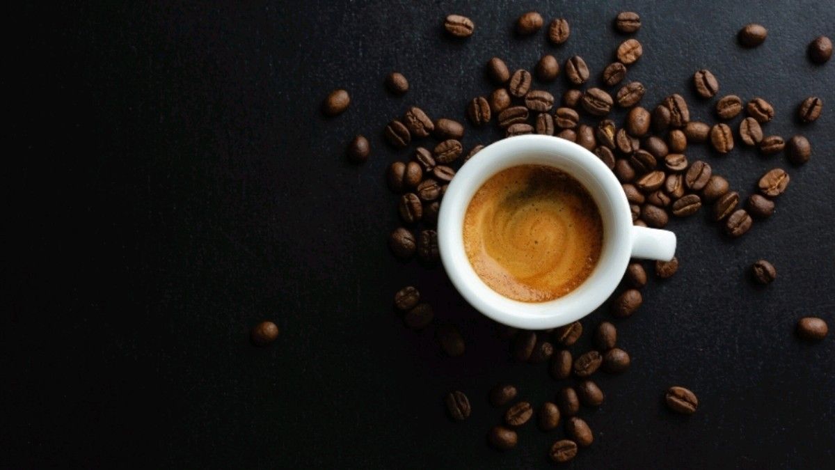 Café aromático servido desde una prensa francesa